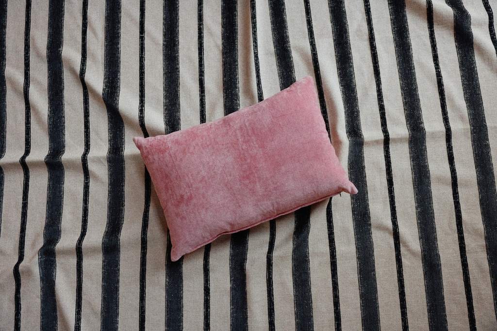 Vaaleanpunainen samettityyny (60x40)