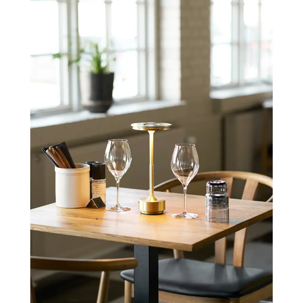 Ladattava LED-valaisin ADEL